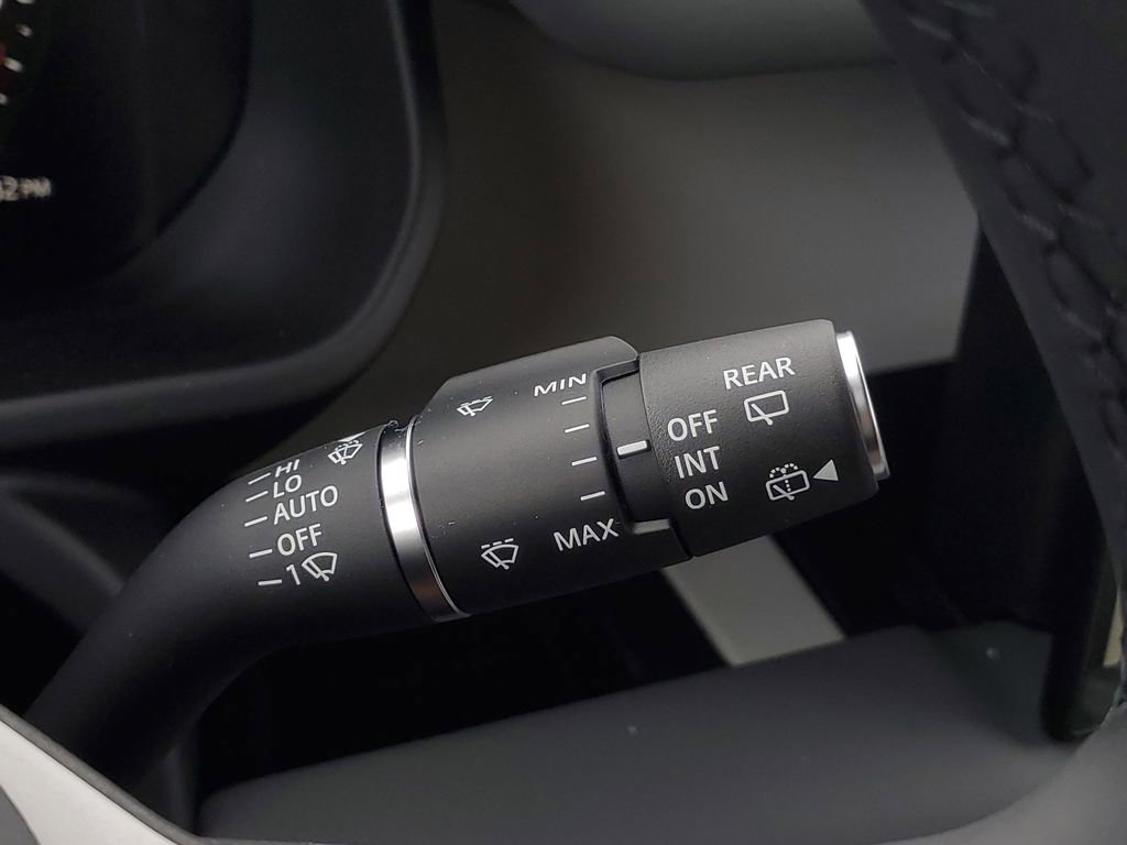 Used 2025 Land Rover Defender 130 X-Dynamic SE image 17