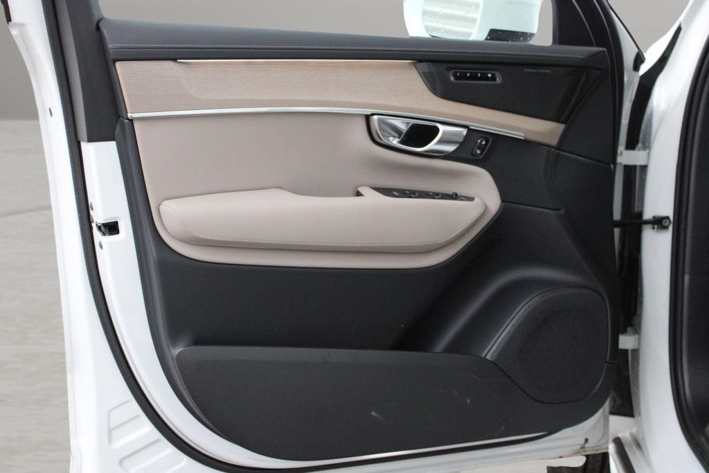 Certified 2025 Volvo XC90 B5 Ultra AWD/4WD image 16