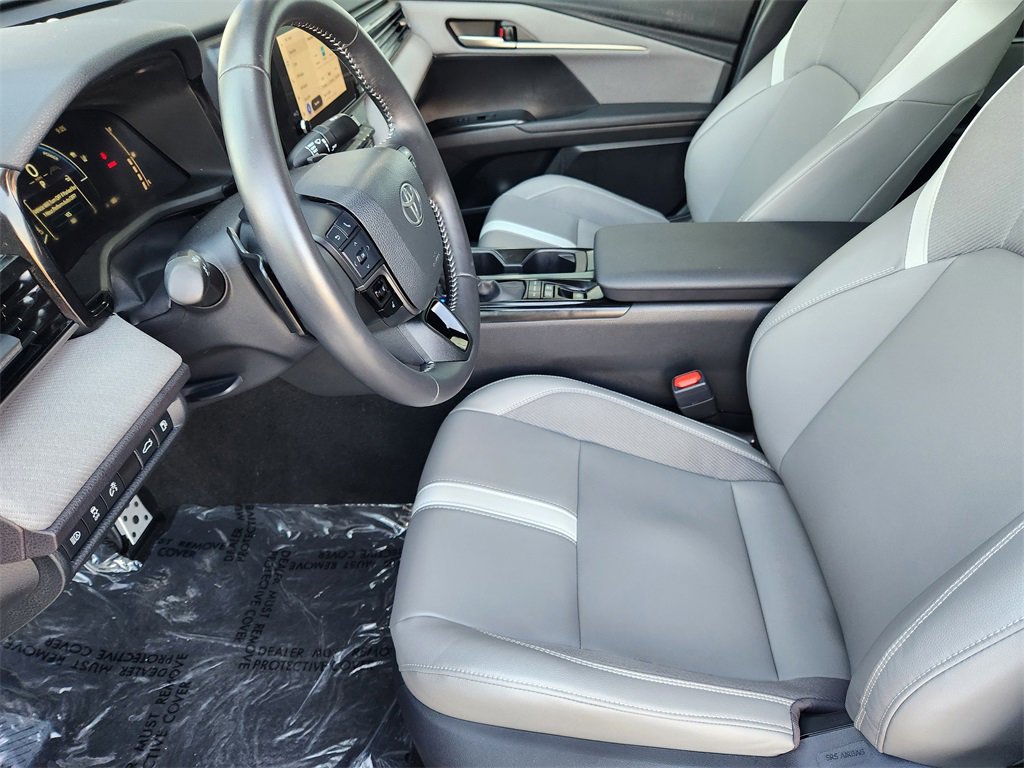 Used 2025 Toyota Camry SE image 9