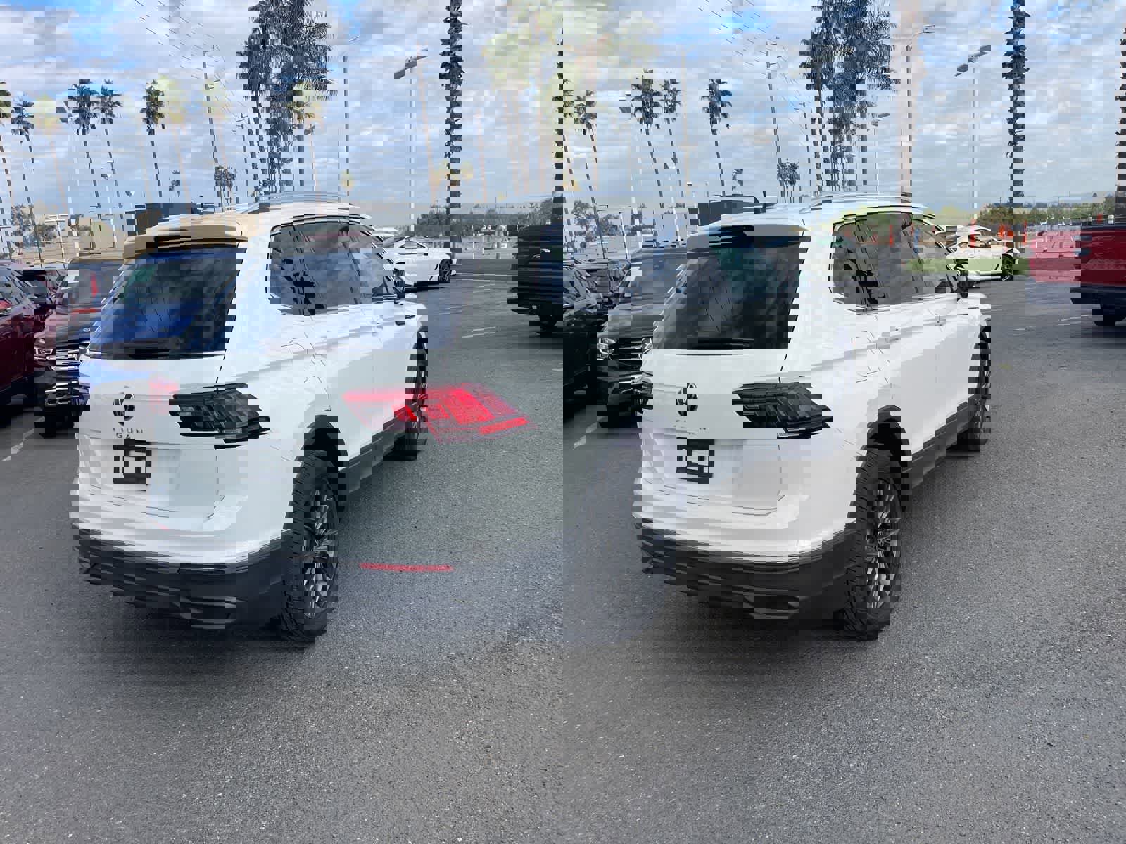 Used 2022 Volkswagen Tiguan SE image 3