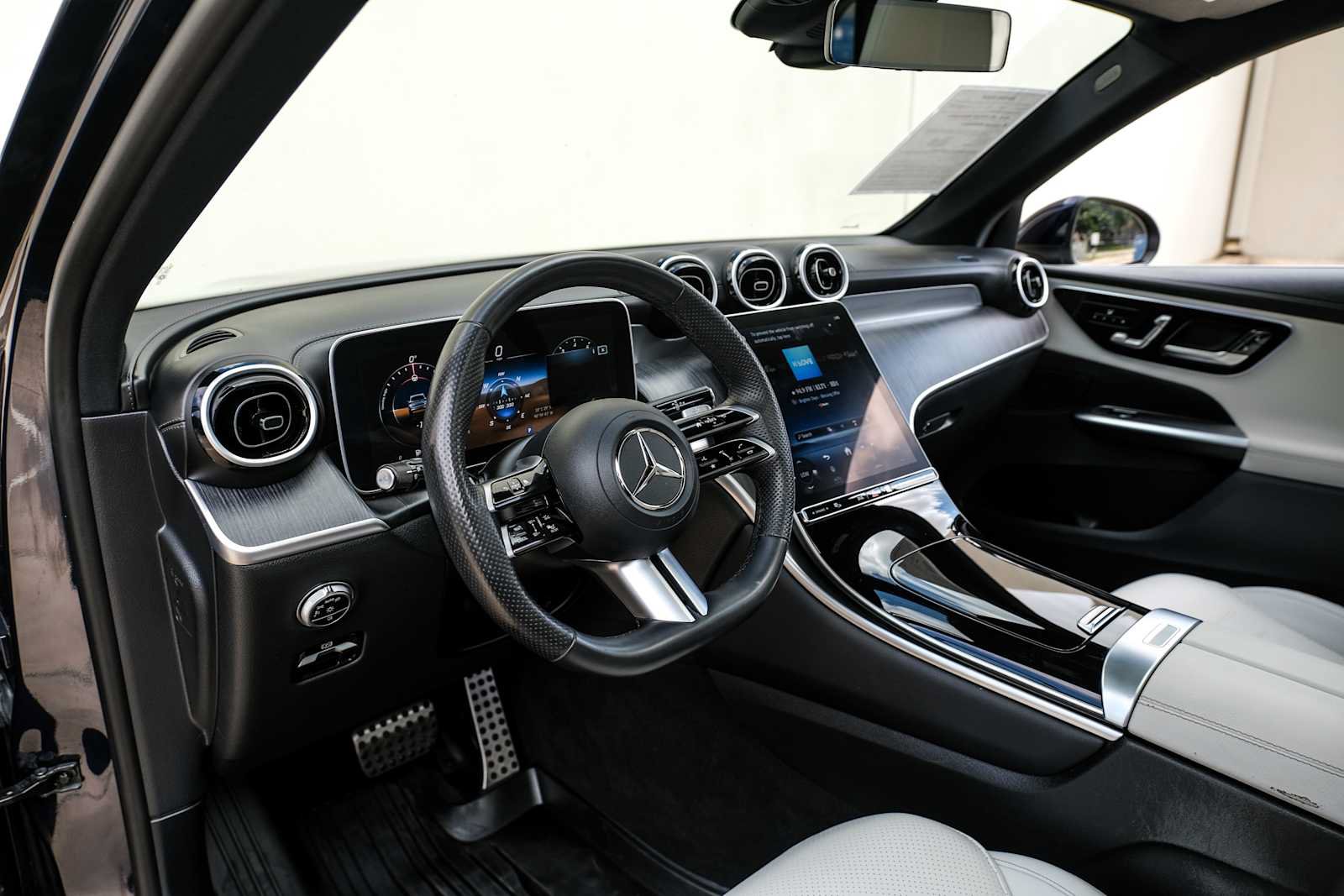 Used 2024 Mercedes-Benz GLC 300 4MATIC image 3