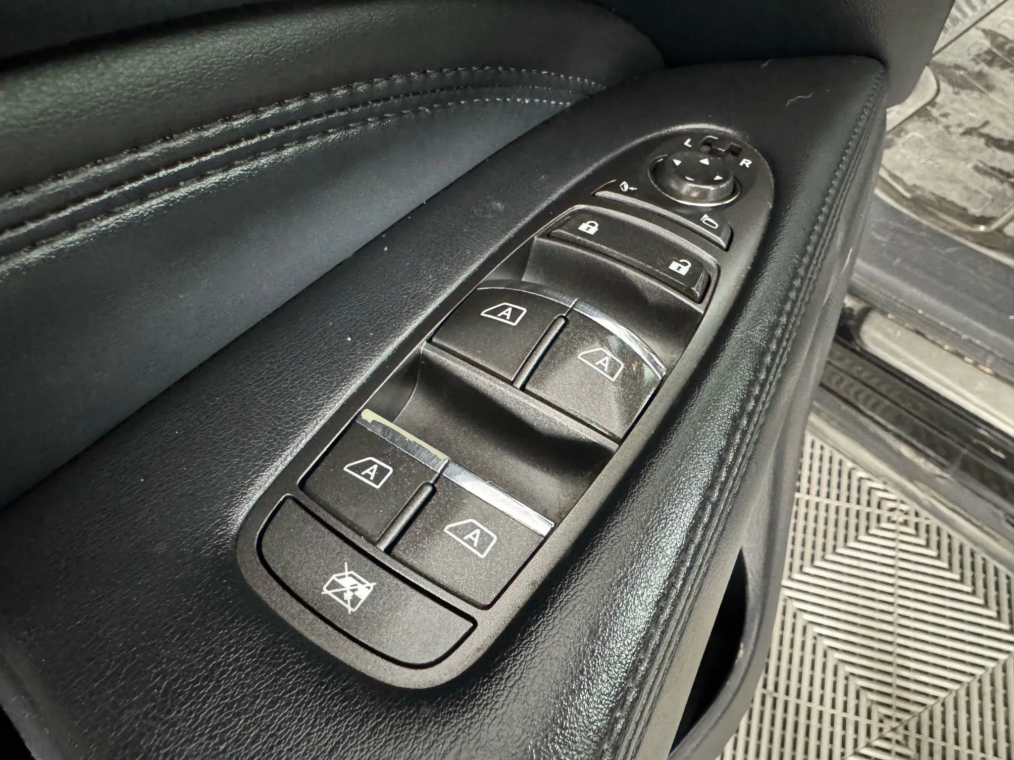 Used 2014 INFINITI QX60 AWD w/ Premium Plus Package image 44