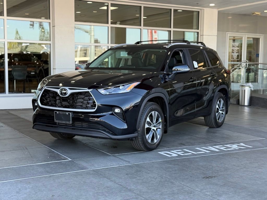 New 2026 Toyota Highlander XLE image 2