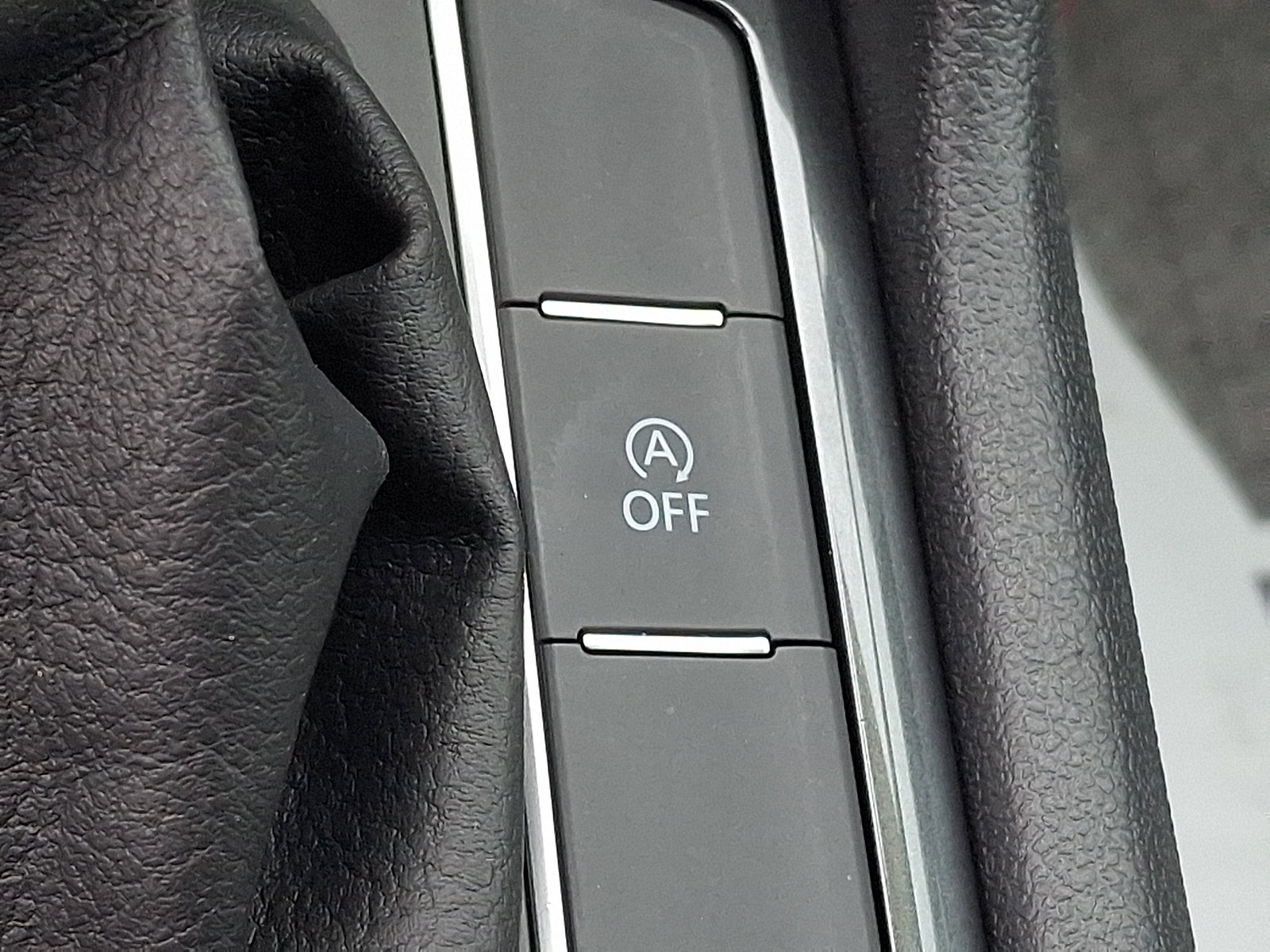 Used 2020 Volkswagen Tiguan SE R-Line AWD/4WD image 25