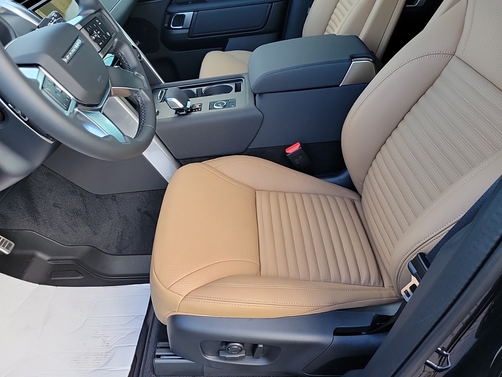 Used 2025 Land Rover Discovery Dynamic SE AWD/4WD image 27