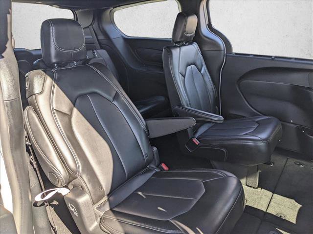 Used 2025 Chrysler Pacifica Select image 18