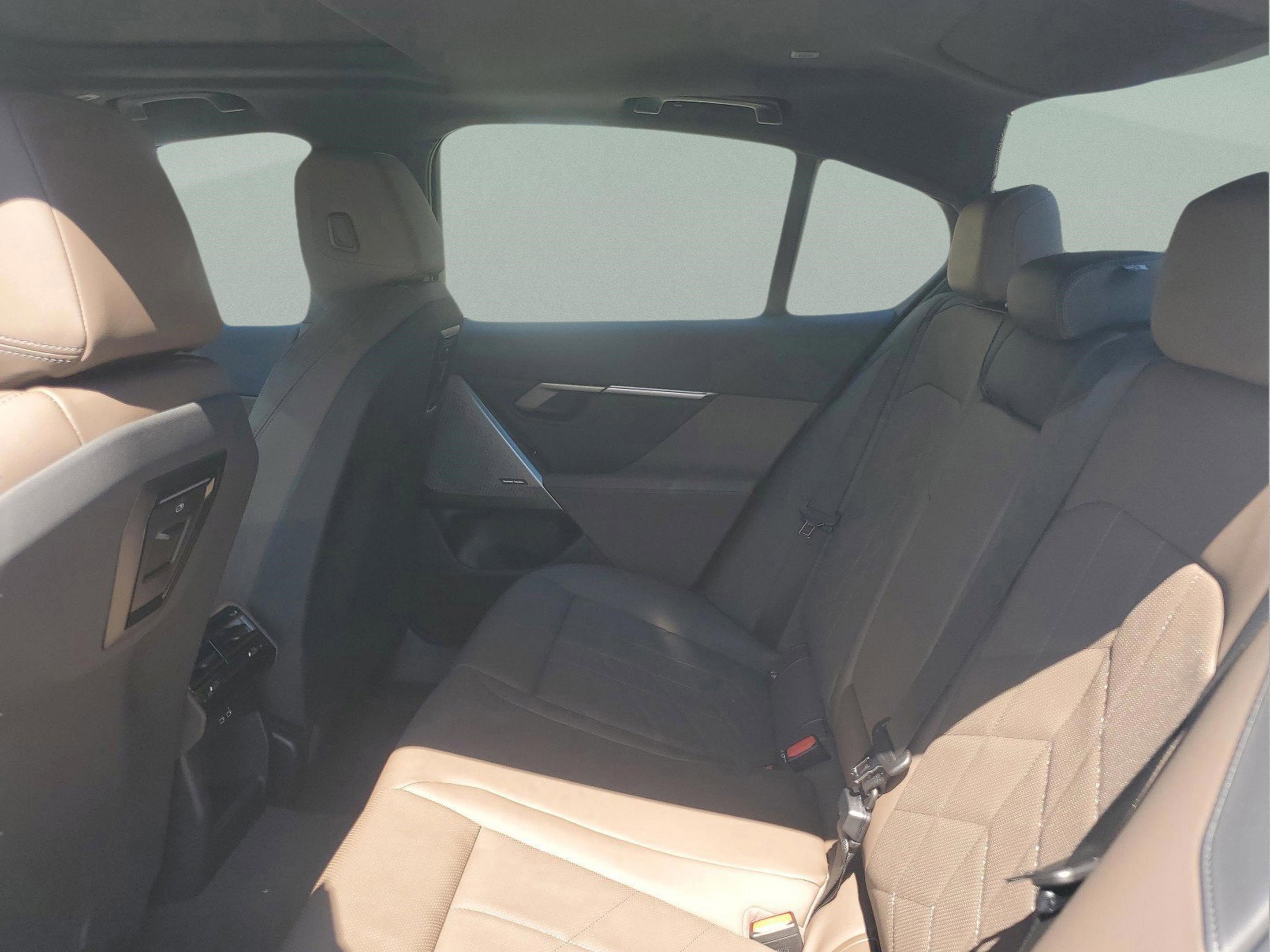 Used 2025 BMW i5 eDrive40i w/ Premium Package RWD image 8