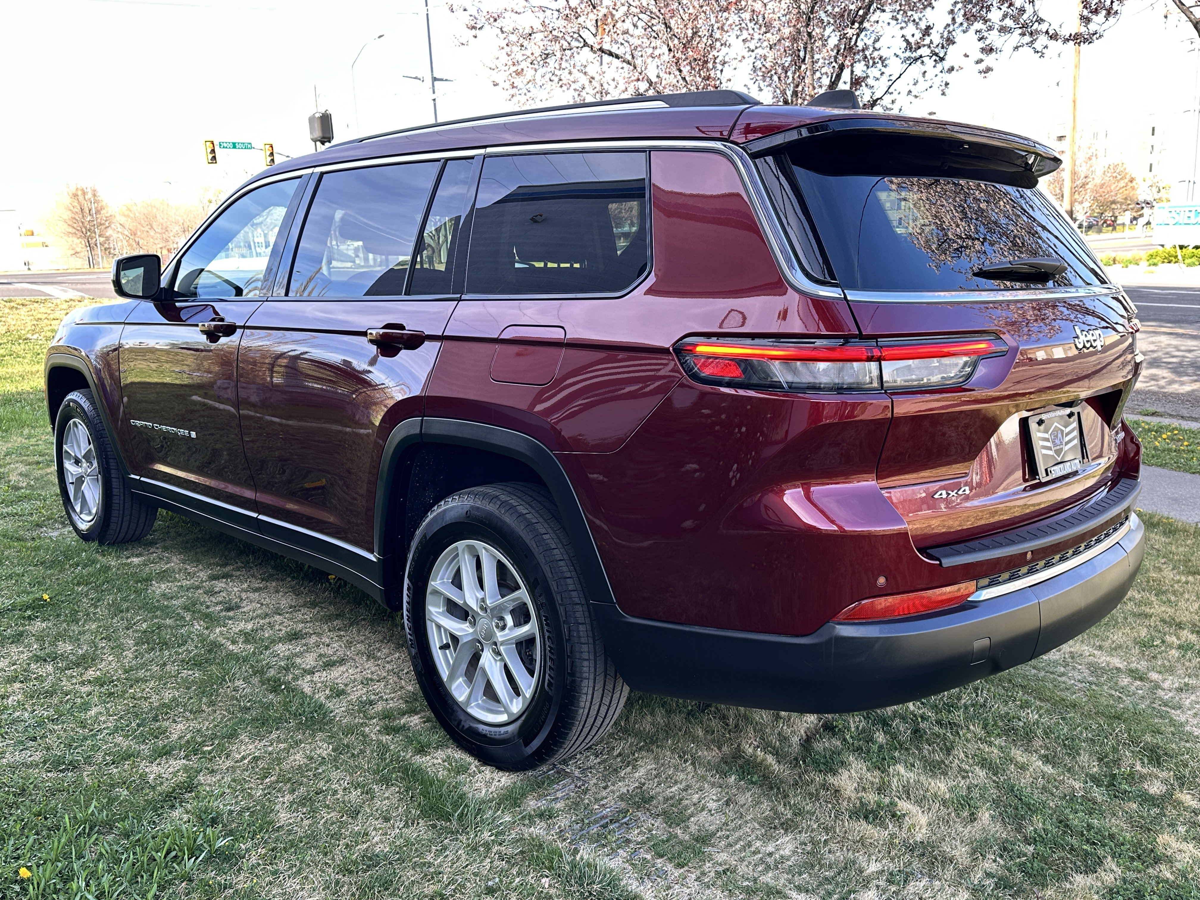 Used 2023 Jeep Grand Cherokee L Laredo AWD/4WD image 9