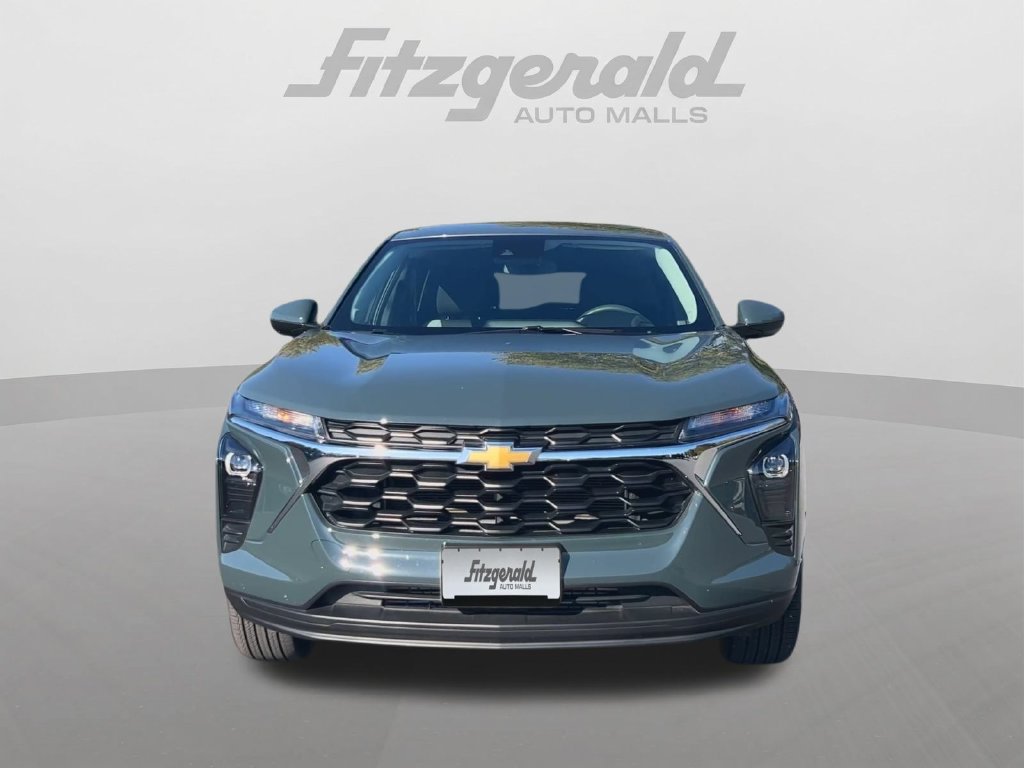 Used 2025 Chevrolet Trax LS w/ LS Convenience Package FWD image 3