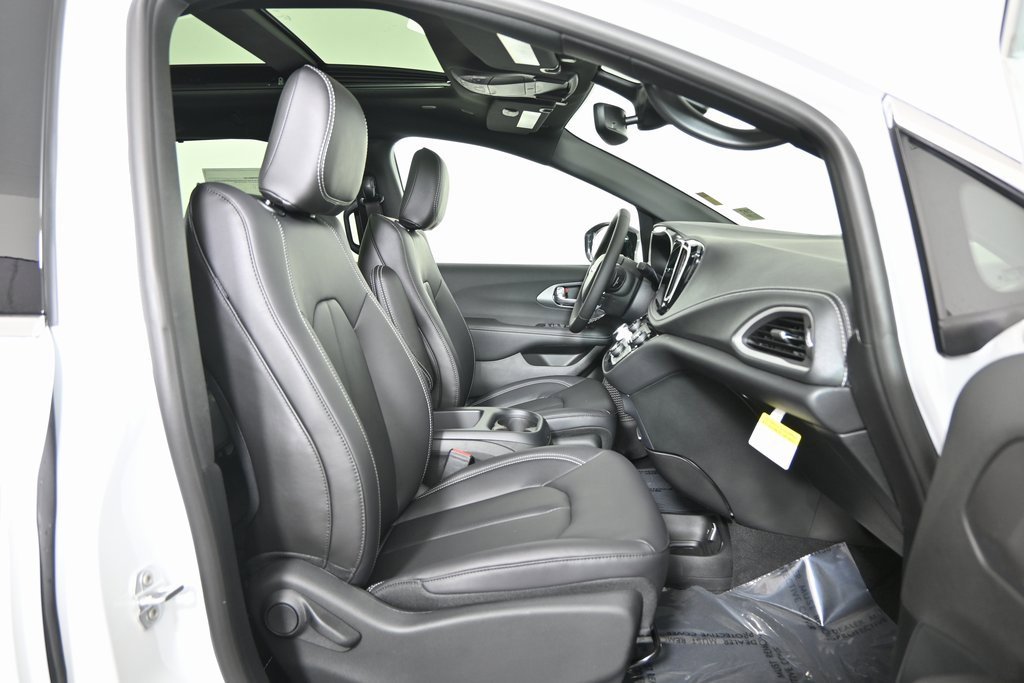 New 2026 Chrysler Pacifica Select image 13