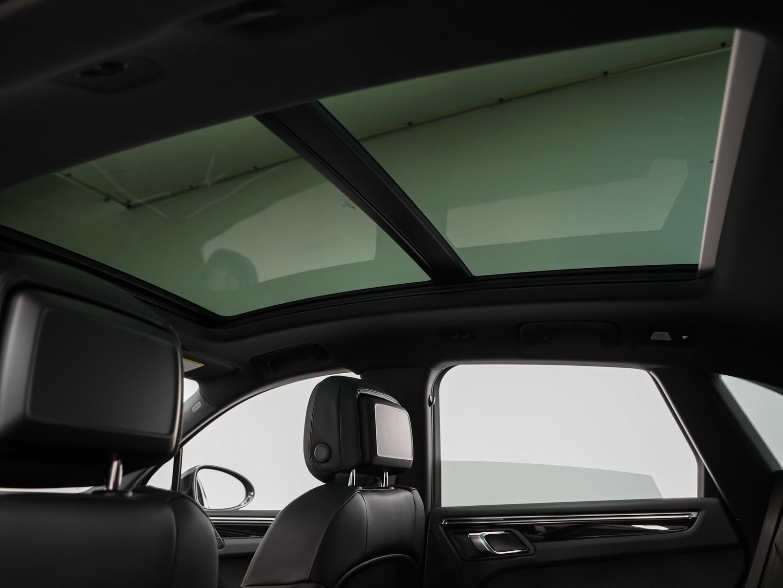 Certified 2025 Porsche Macan image 40