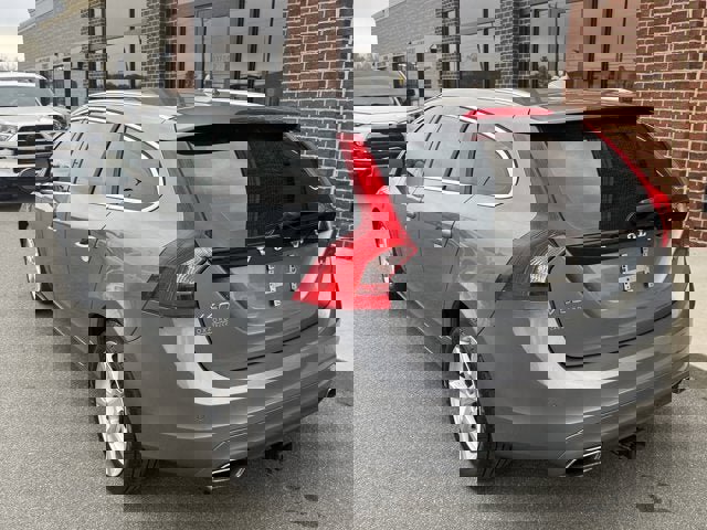 Used 2017 Volvo V60 T5 Premier w/ Convenience Package image 4