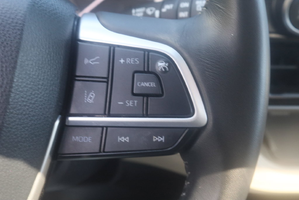 Used 2025 Toyota Highlander XLE AWD/4WD image 11