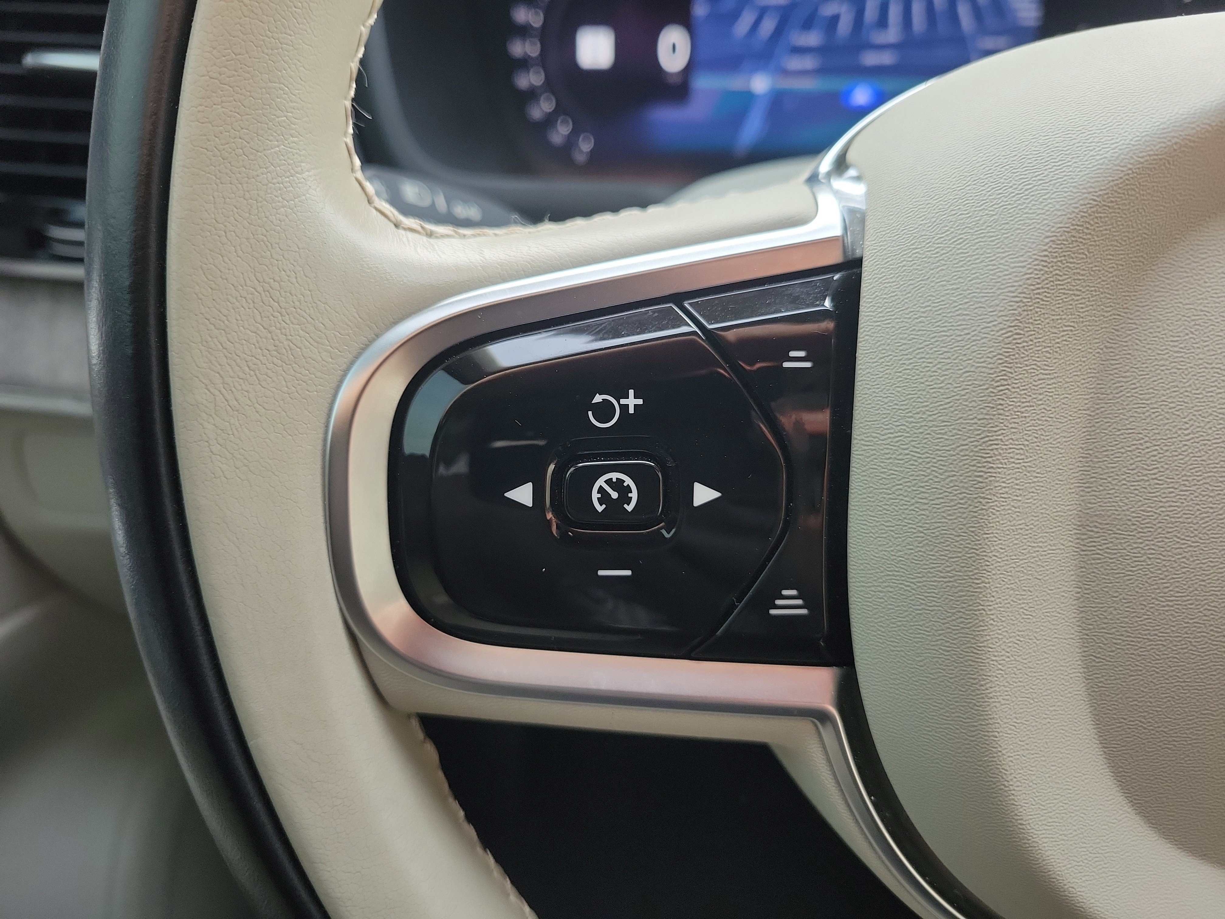 Used 2024 Volvo XC90 B6 Plus w/ Protection Package Premier image 27