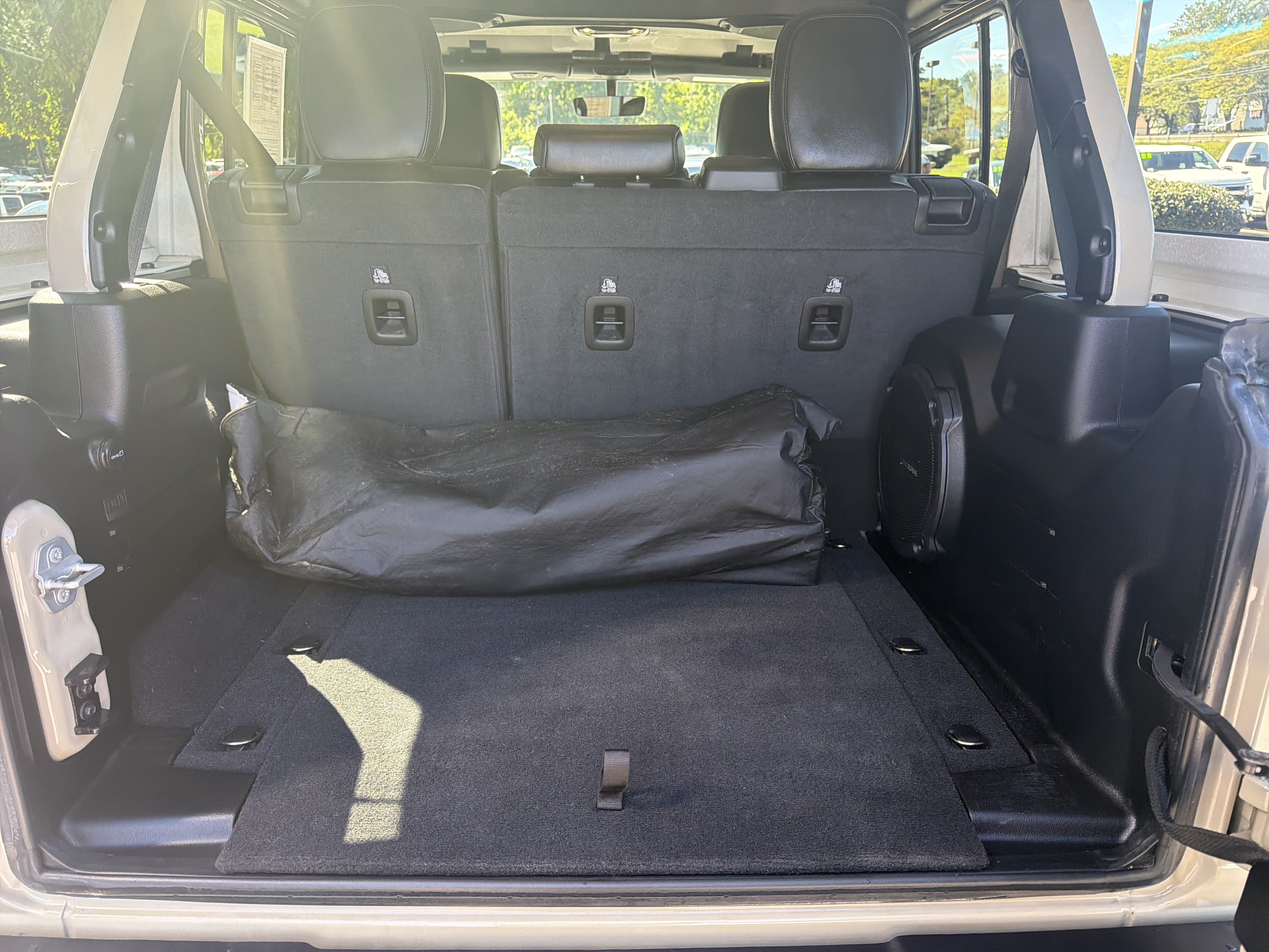 Used 2022 Jeep Wrangler Unlimited Sahara w/ Cold Weather Group AWD/4WD image 5