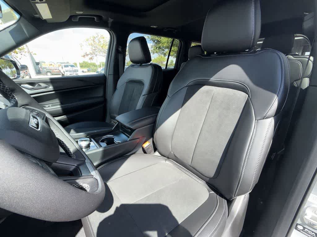 New 2025 Jeep Grand Cherokee L Altitude AWD/4WD image 10