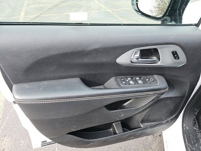 Used 2025 Chrysler Pacifica Limited image 20