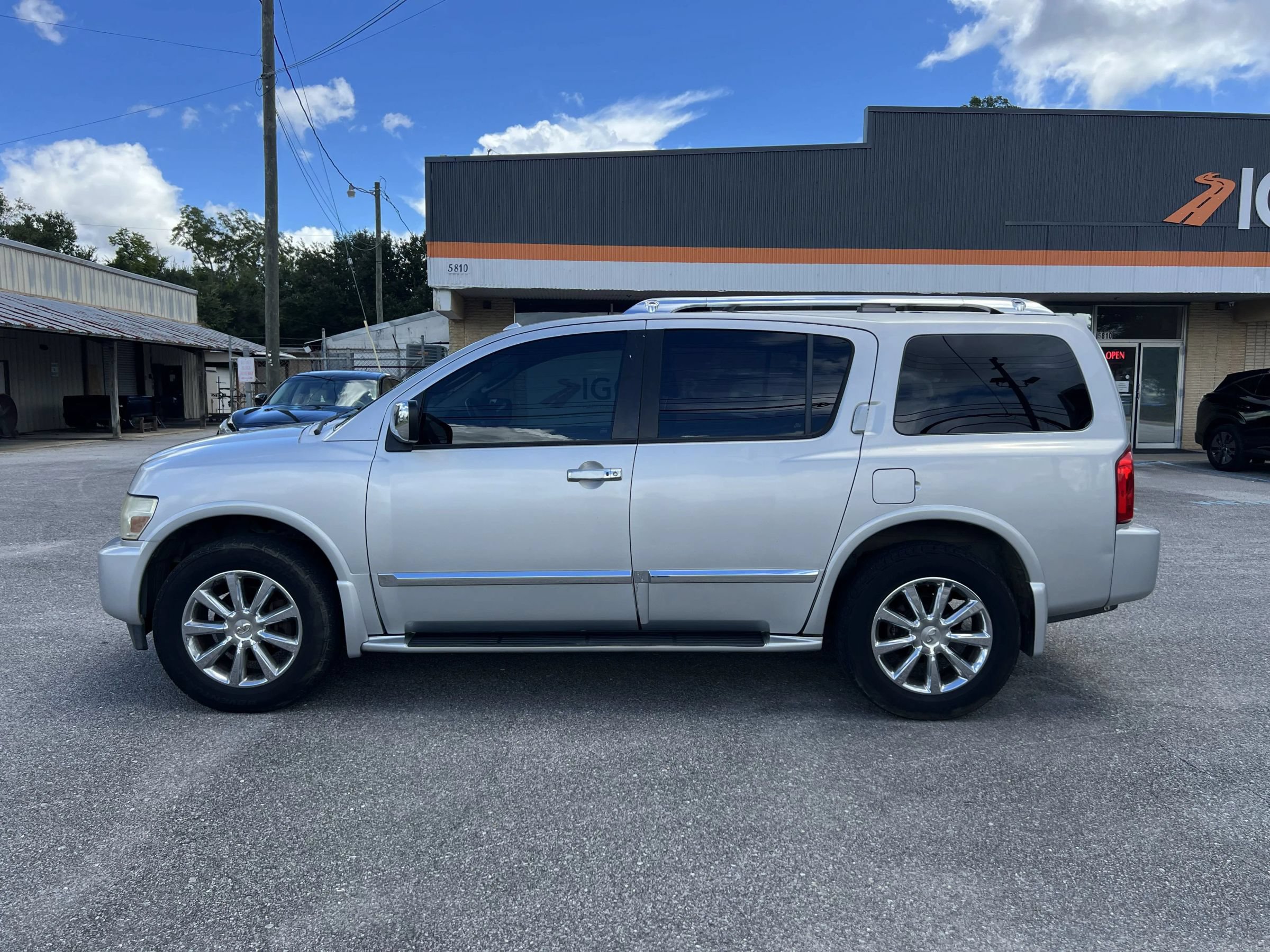 Used 2010 INFINITI QX56 4WD w/ Technology Pkg image 8