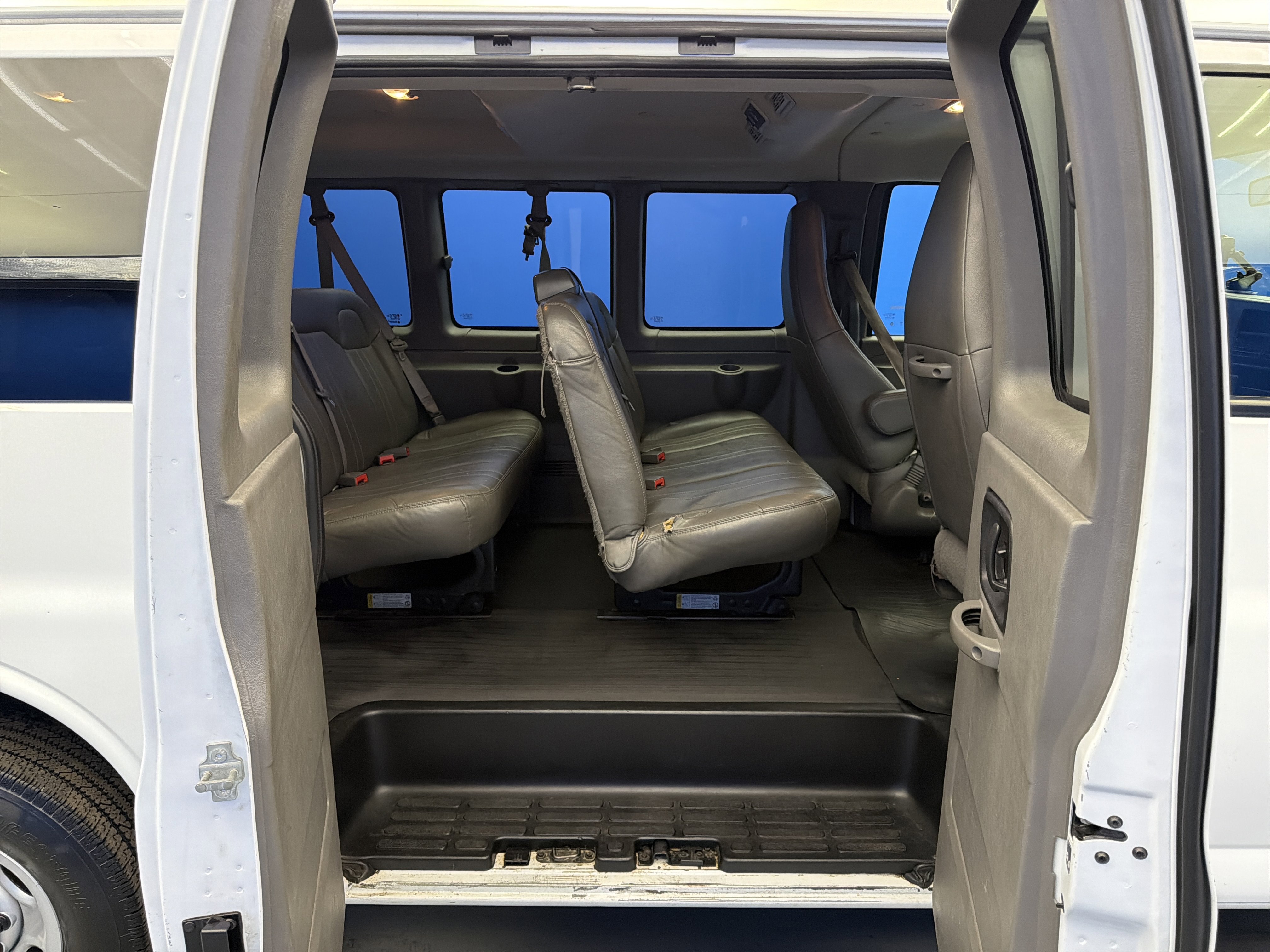 Used 2019 Chevrolet Express 3500 LS image 3