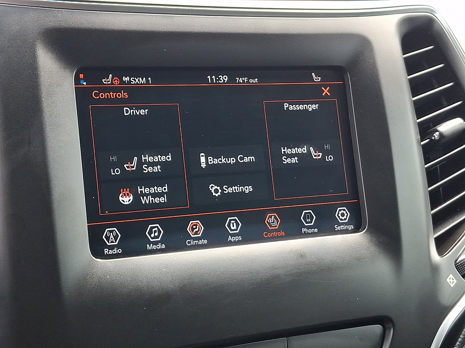 Used 2019 Jeep Cherokee Latitude Plus w/ Cold Weather Group AWD/4WD image 23