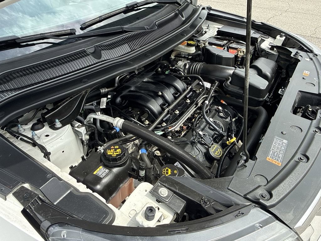 Used 2018 Ford Explorer XLT w/ Equipment Group 202A AWD/4WD image 18