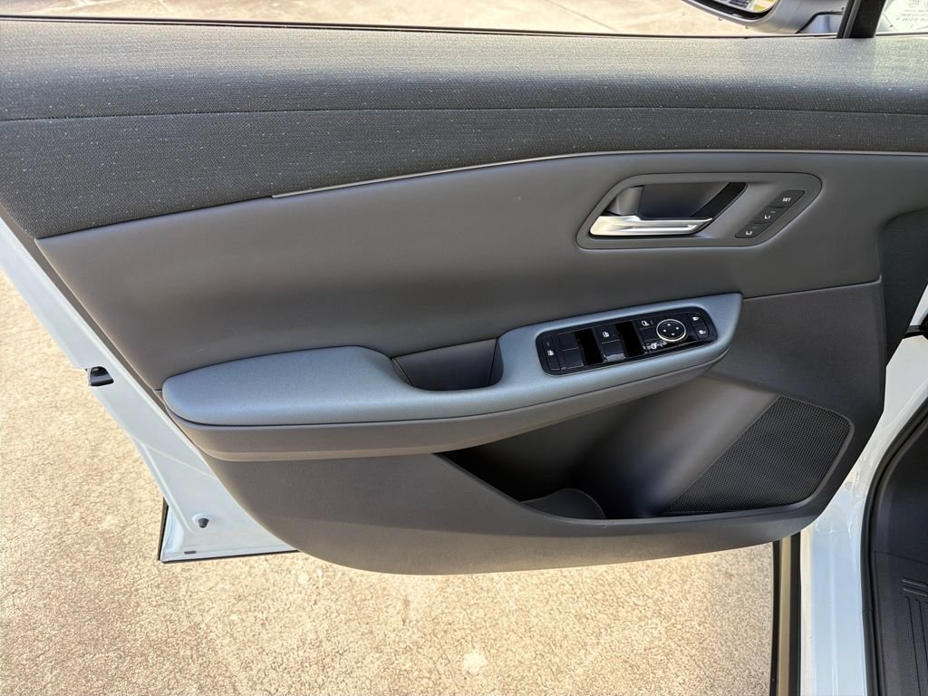 New 2026 Nissan Leaf Platinum+ w/ Cargo Package (Platinum+) FWD image 17