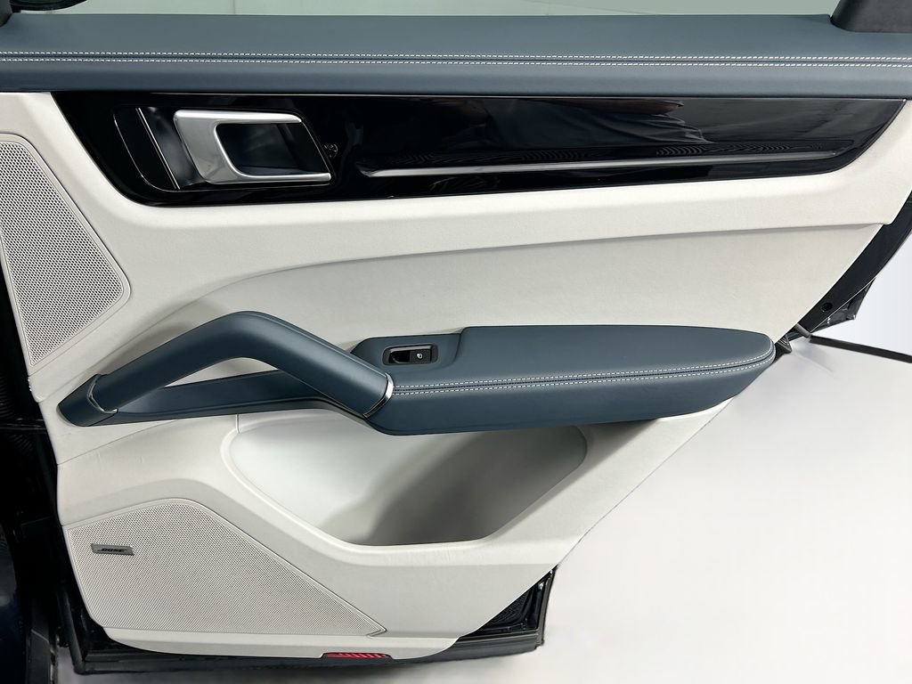 Used 2022 Porsche Cayenne S image 26