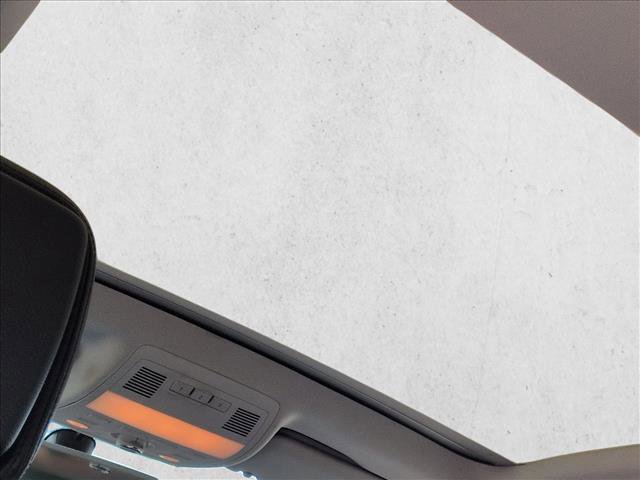 Used 2014 Volkswagen Touareg Lux image 16