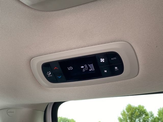 Used 2024 Chrysler Pacifica Limited FWD image 18