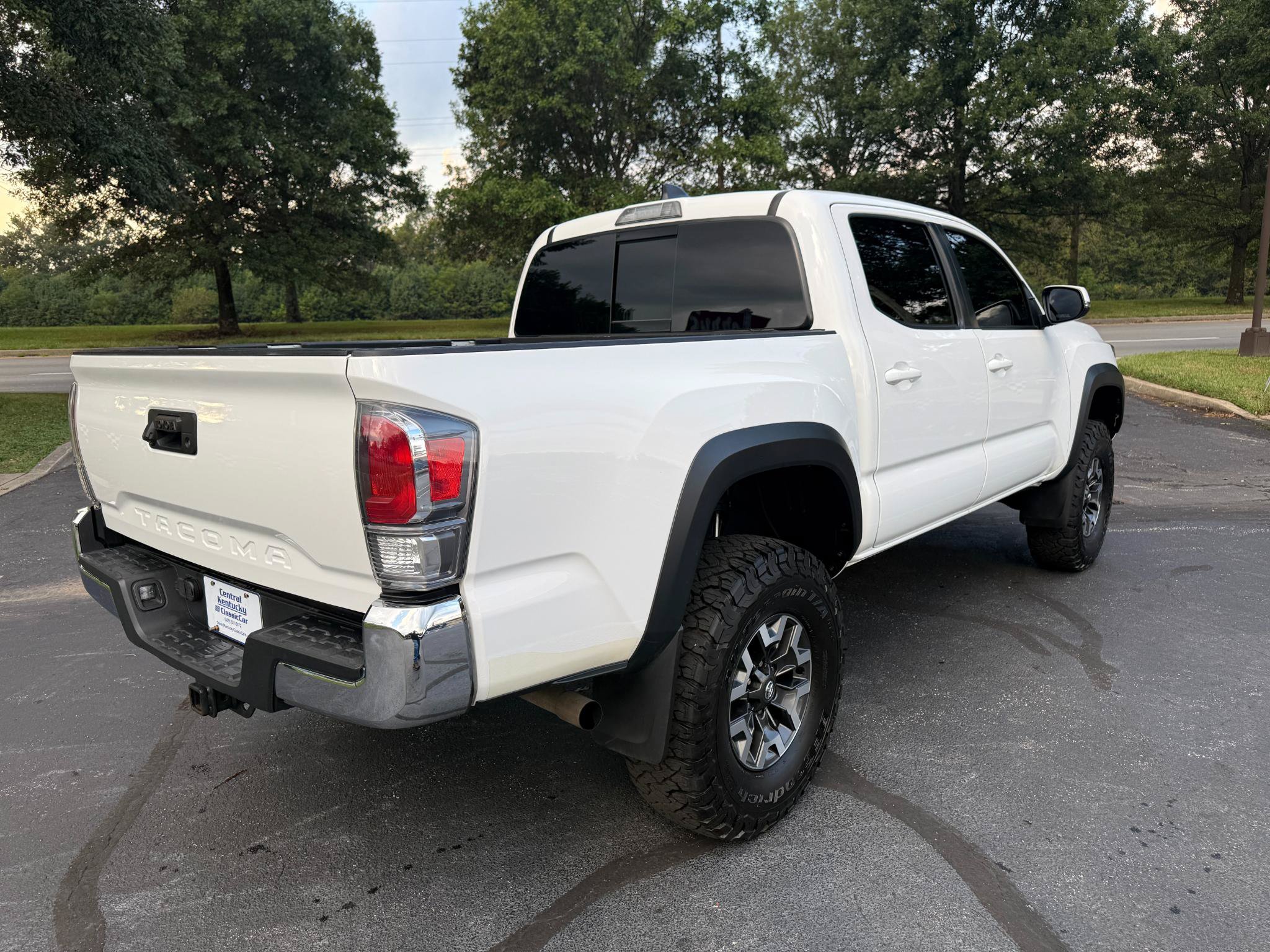 Used 2020 Toyota Tacoma TRD Off-Road AWD/4WD image 9