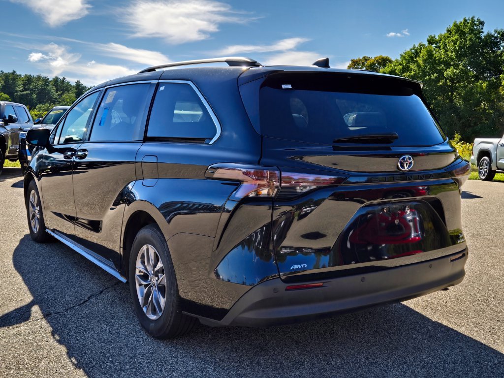 Used 2024 Toyota Sienna XLE AWD/4WD image 3