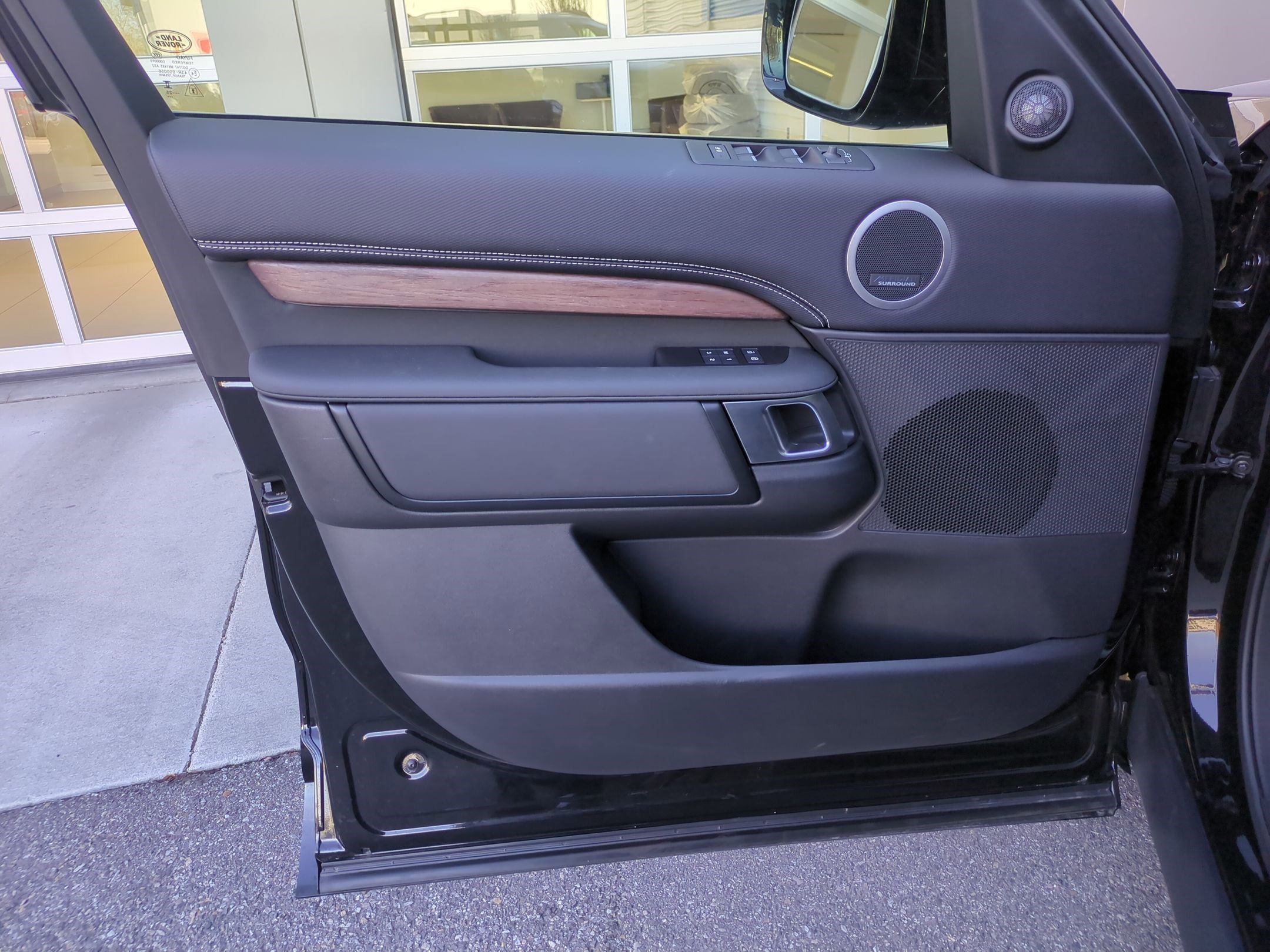 Used 2025 Land Rover Discovery Dynamic SE image 12