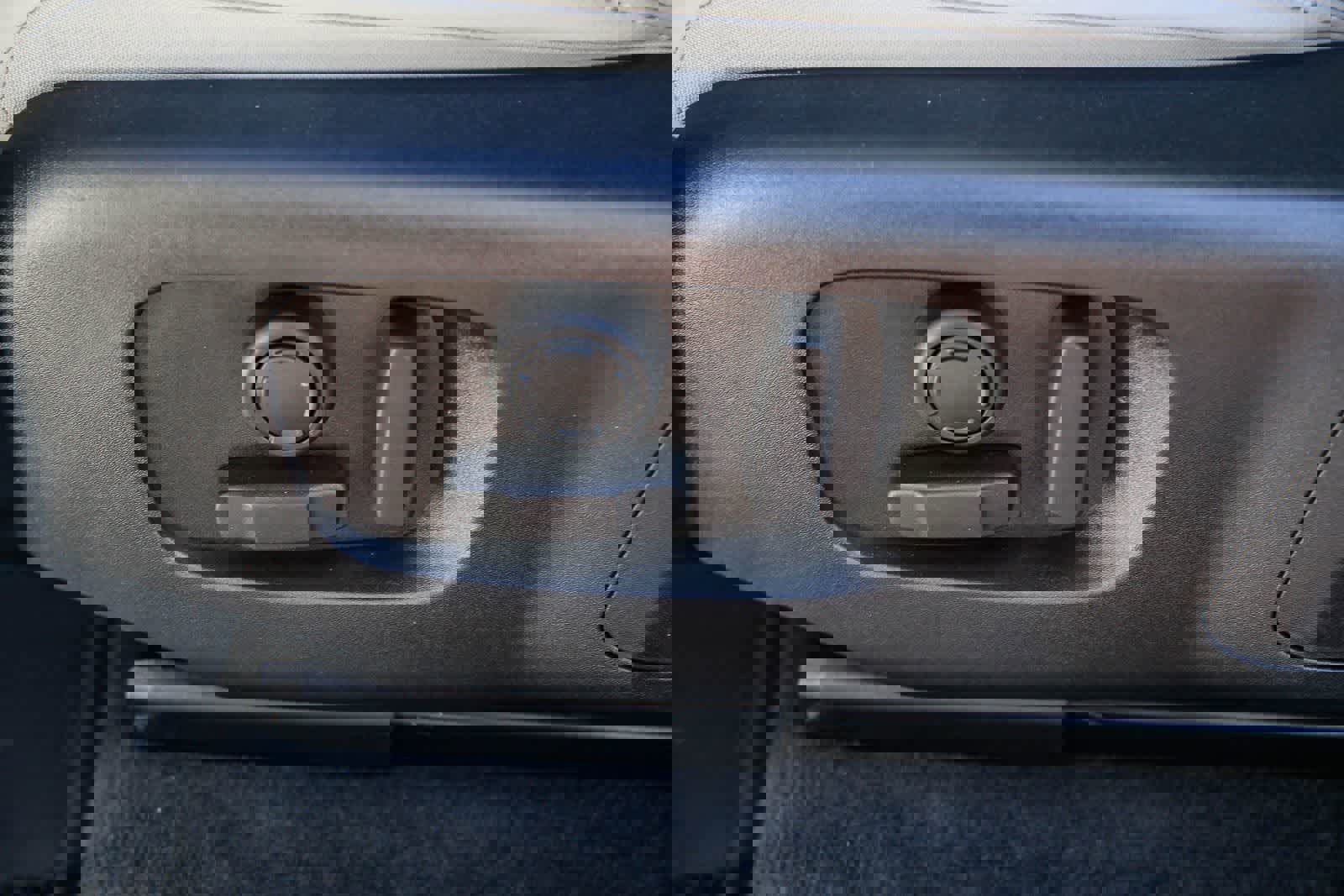 Used 2025 Land Rover Range Rover Velar Dynamic SE image 22