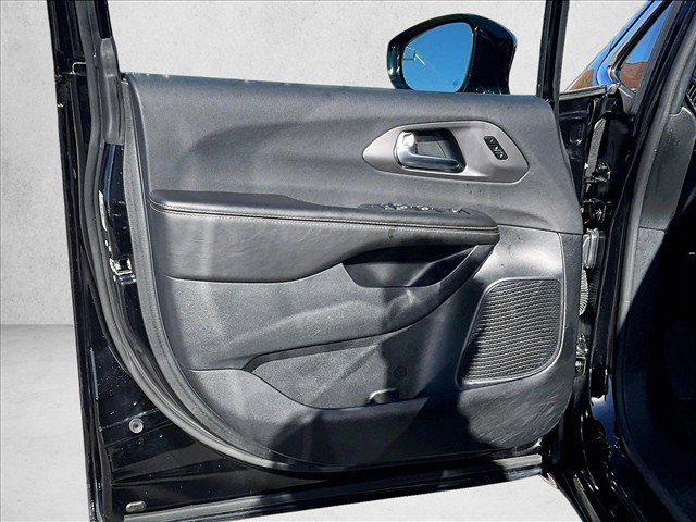 Used 2026 Chrysler Pacifica Select FWD image 17