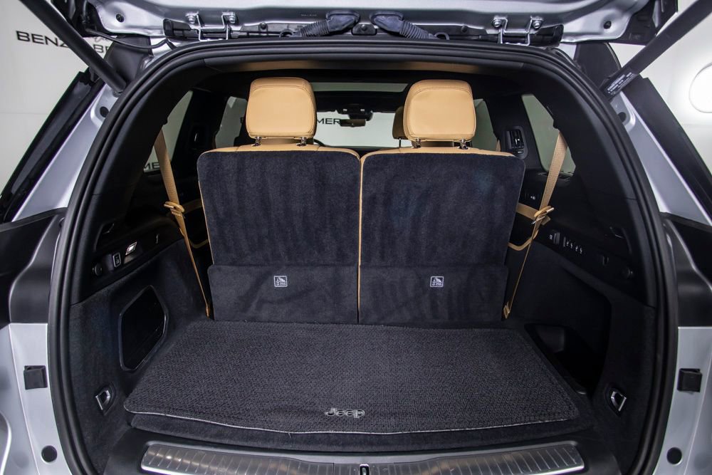 Used 2025 Jeep Grand Cherokee L Summit AWD/4WD image 10