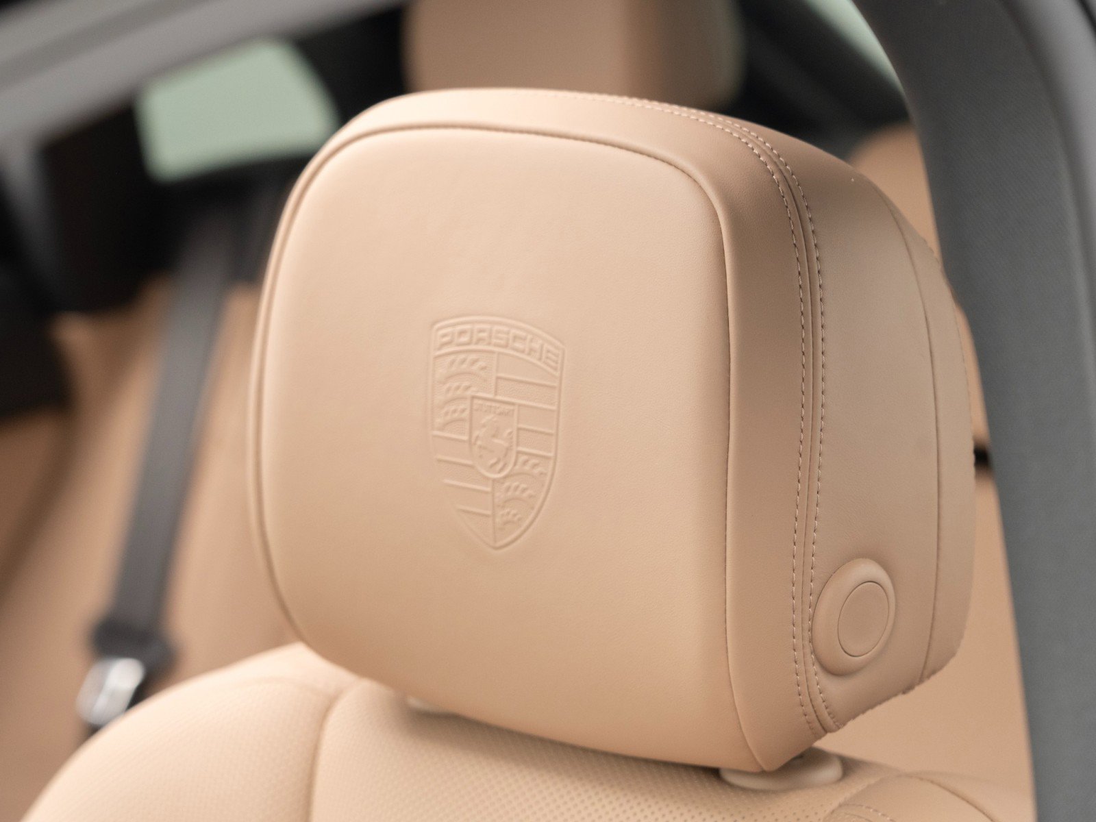 Certified 2025 Porsche Macan image 19