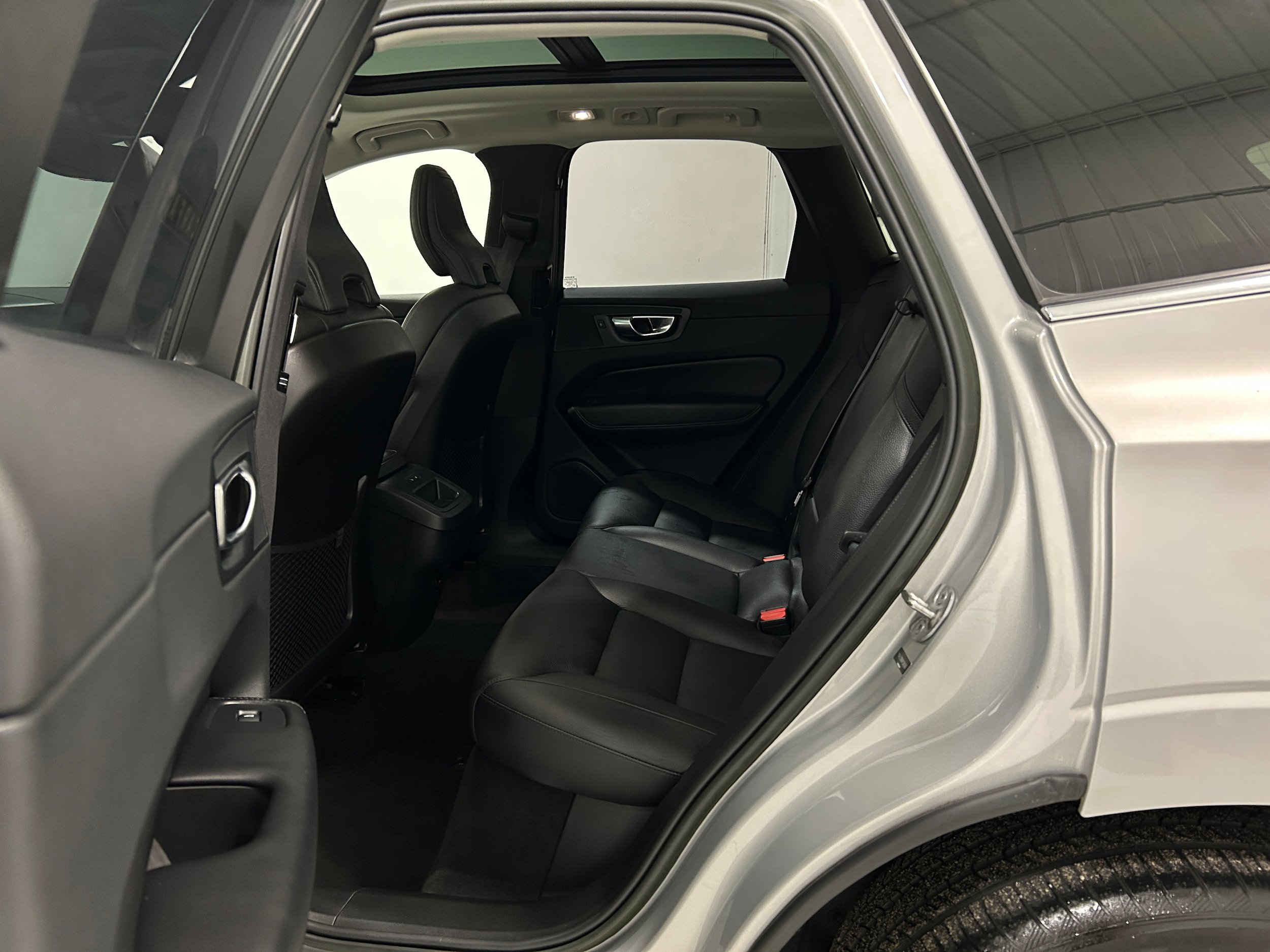 Used 2023 Volvo XC60 B5 Plus image 26