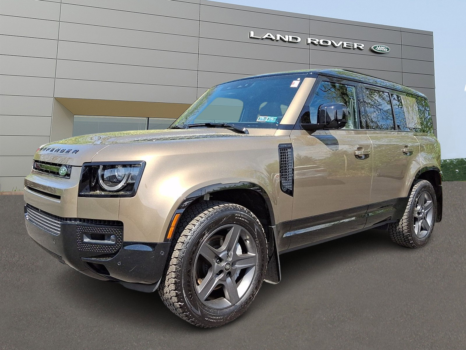 Used 2025 Land Rover Defender 110 X-Dynamic SE AWD/4WD image 1