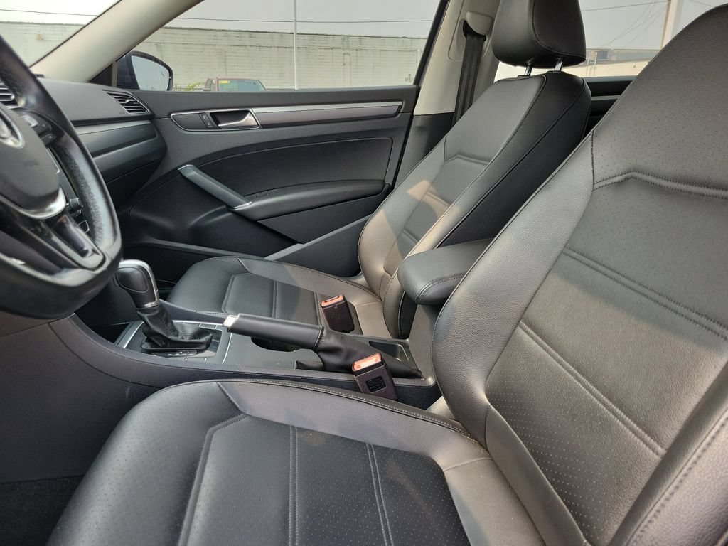 Used 2018 Volkswagen Passat 2.0T FWD image 17