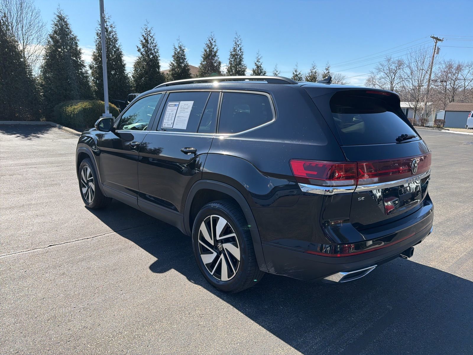 Used 2025 Volkswagen Atlas SE AWD/4WD image 3