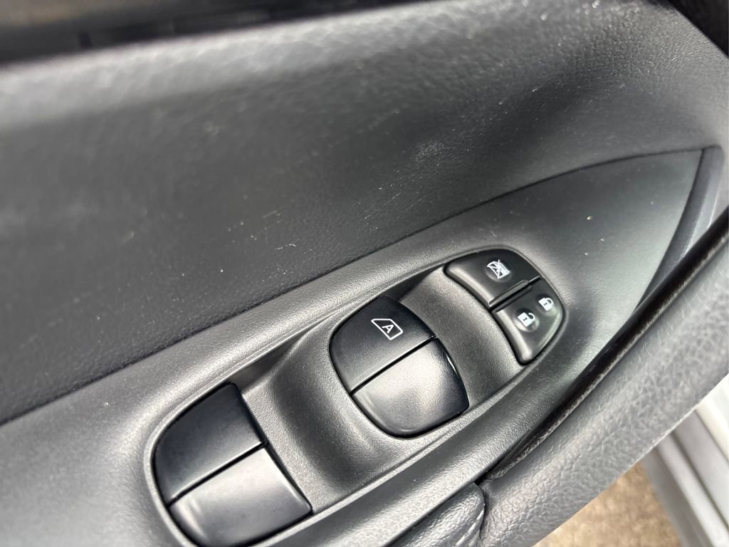 Used 2018 Nissan Rogue SV image 34