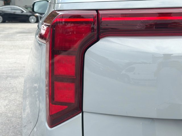 Used 2025 Kia Carnival EX FWD image 10
