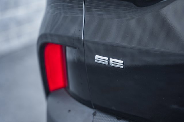 Used 2022 Ford Escape SE w/ SE Sport Appearance Package image 11