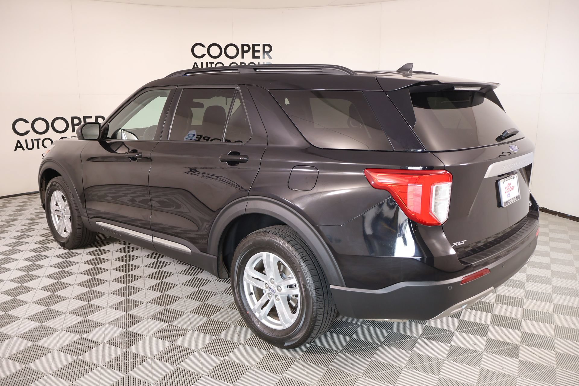 Used 2023 Ford Explorer XLT w/ Equipment Group 202A AWD/4WD image 24
