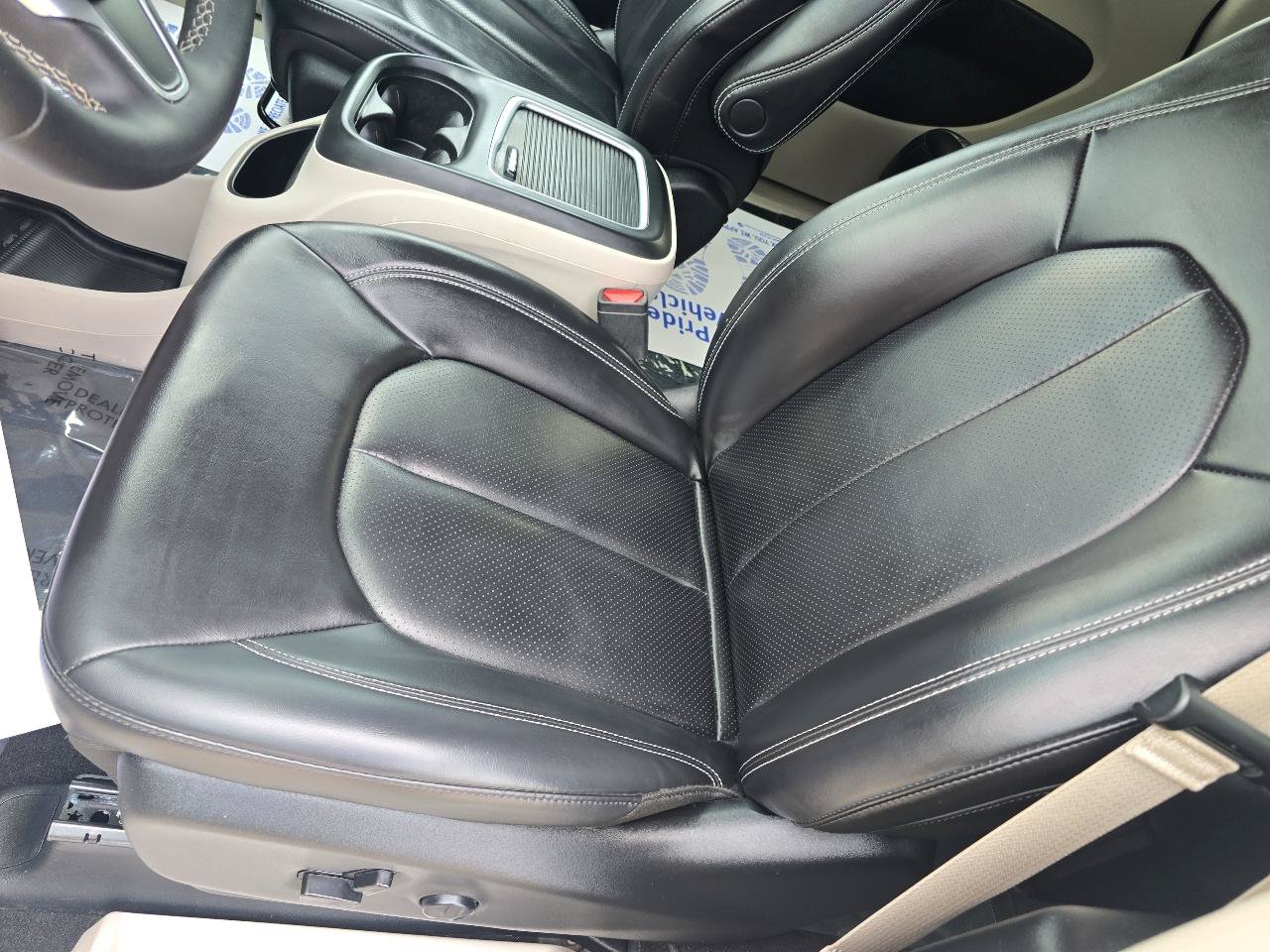 Used 2023 Chrysler Pacifica Touring-L FWD image 23