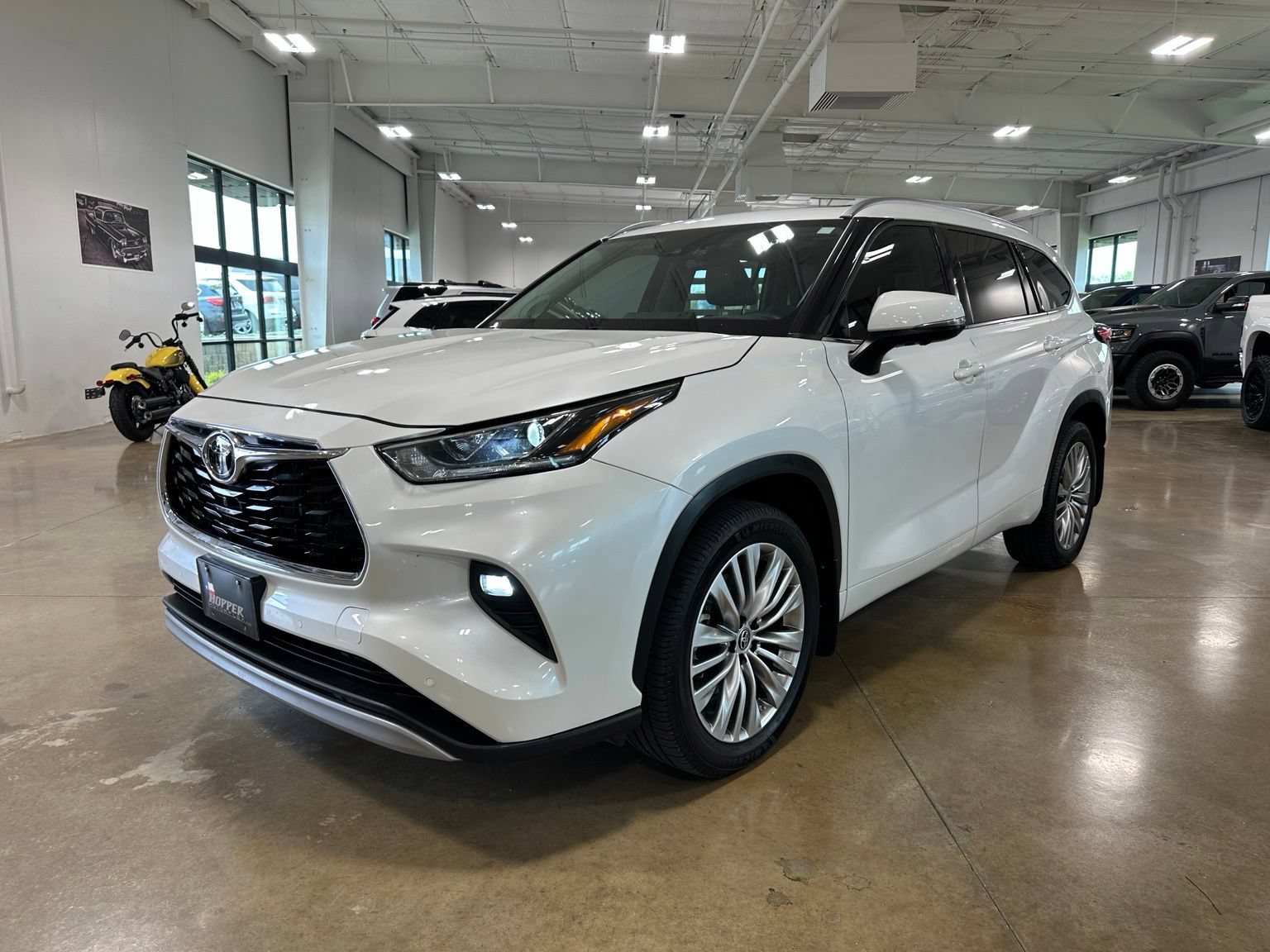 Used 2024 Toyota Highlander Platinum AWD/4WD image 3