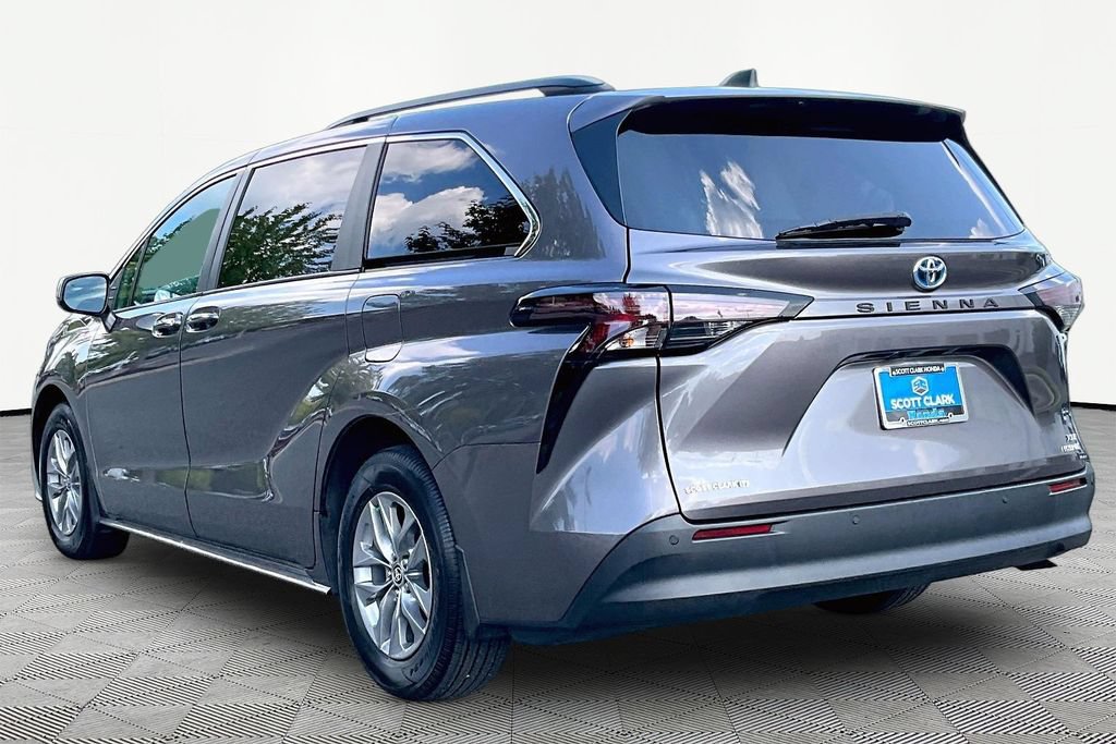 Used 2024 Toyota Sienna XLE w/ XLE Plus Package FWD image 5