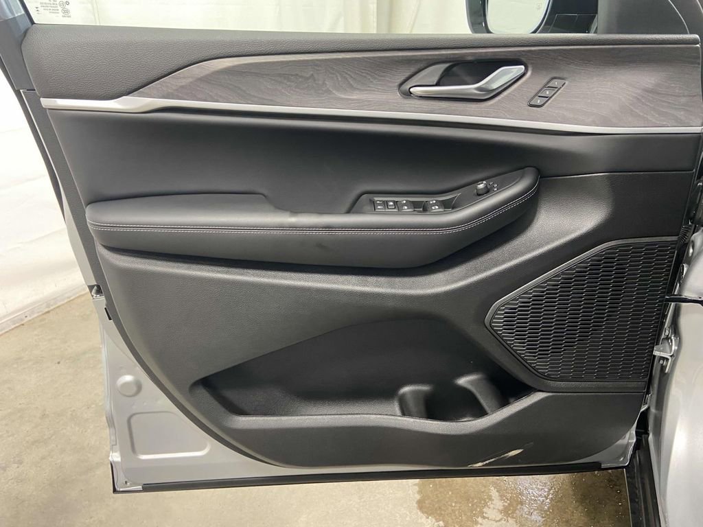 New 2025 Jeep Grand Cherokee L Limited w/ Luxury Tech Group II image 13