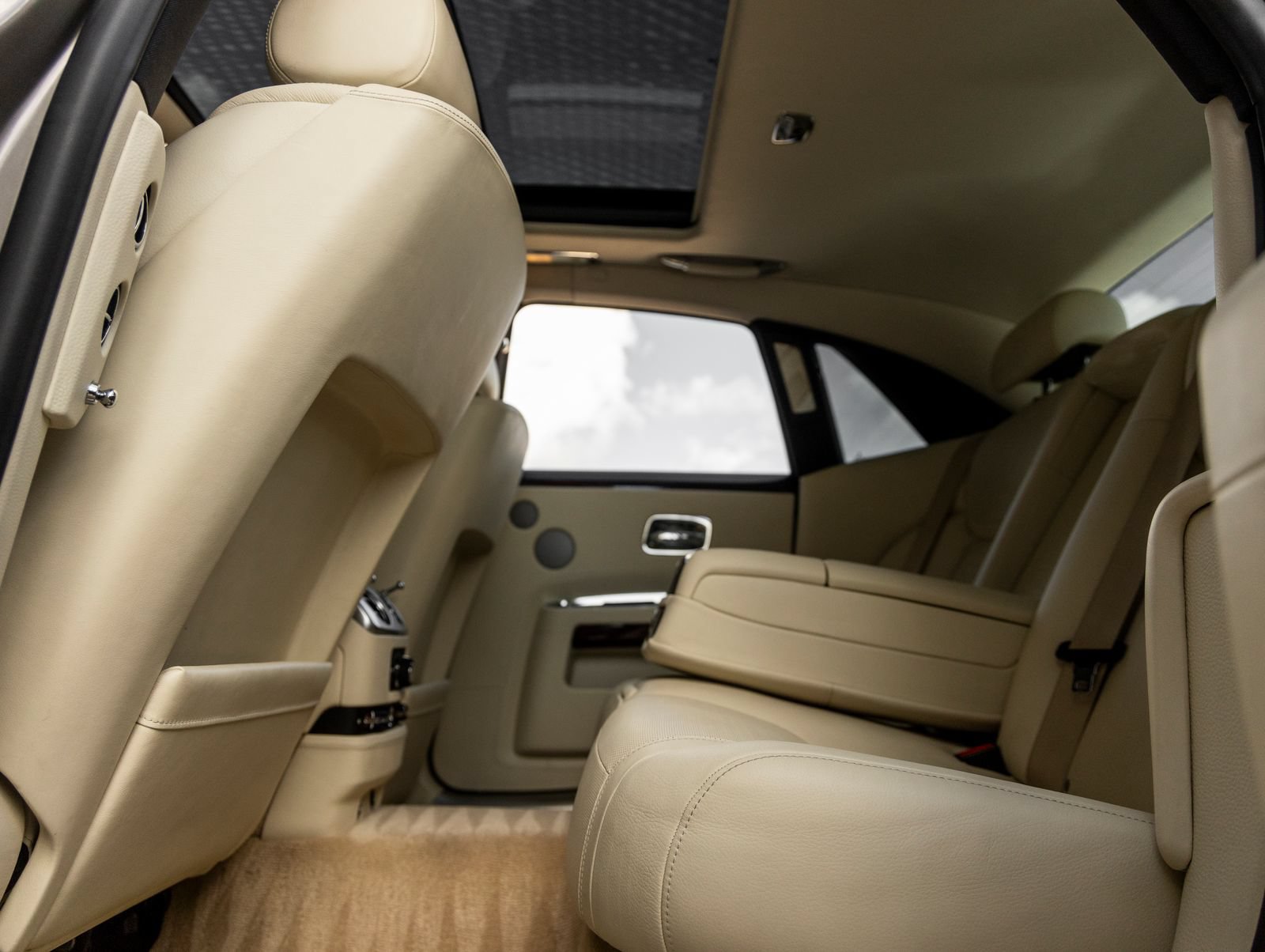 Used 2015 Rolls-Royce Ghost RWD image 39