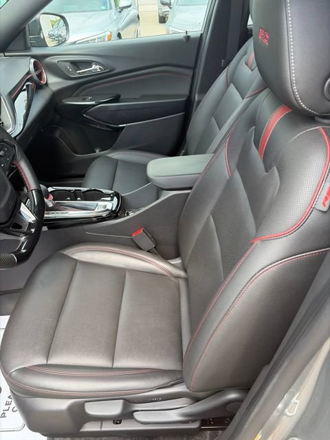 Used 2025 Chevrolet Trax RS w/ Sunroof Package FWD image 9